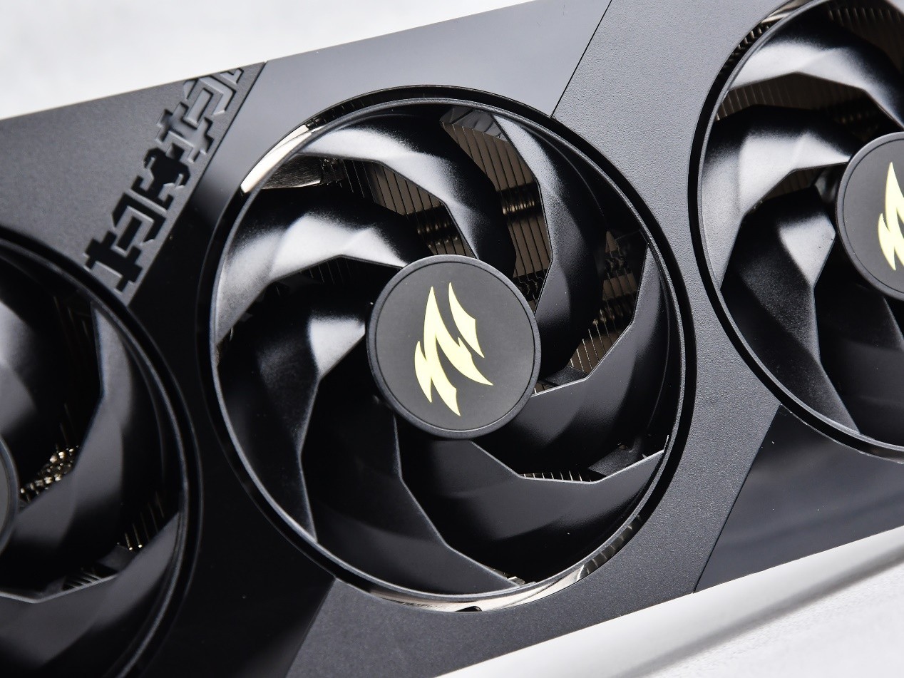 影驰RTX 5060魔刃评测：磁吸RGB光效的50系甜点