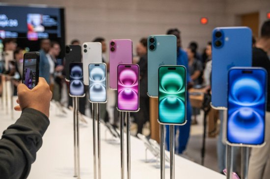 纽约第五大道苹果商店正在销售的iPhone。