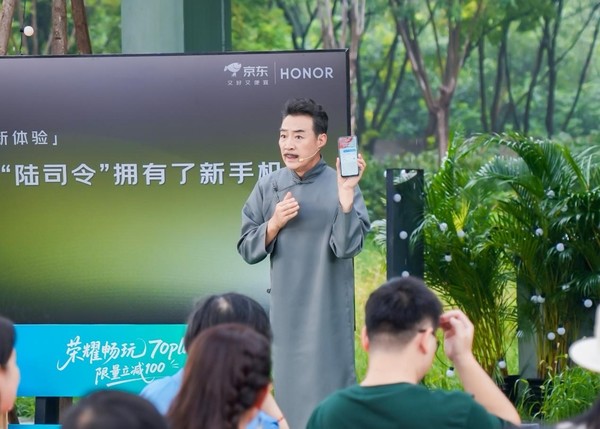 <em>演员寇振海用新机演绎“陆司令的一天”</em>