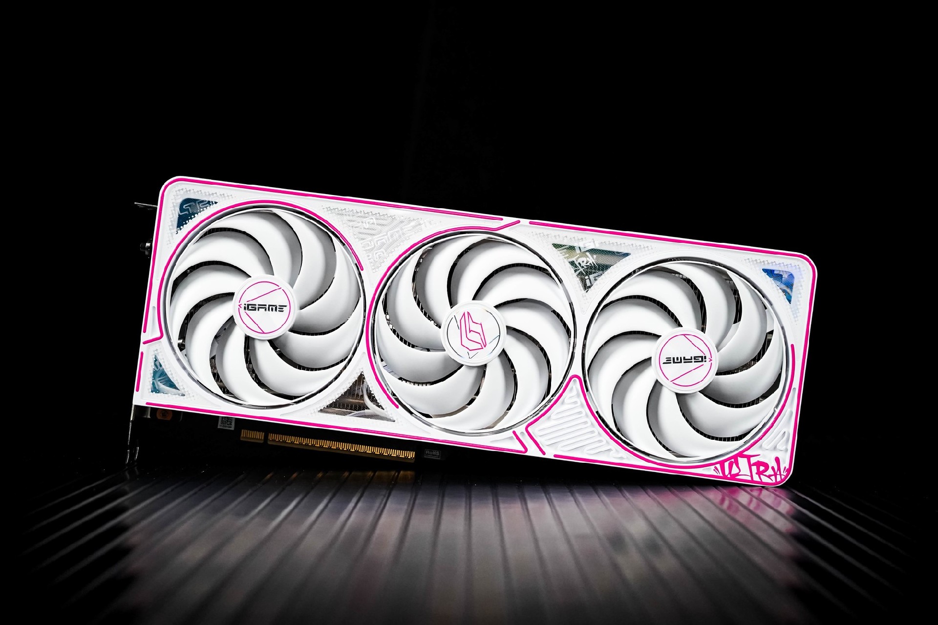 iGame RTX 5070 Ultra Z背插显卡评测 无线美学新范式