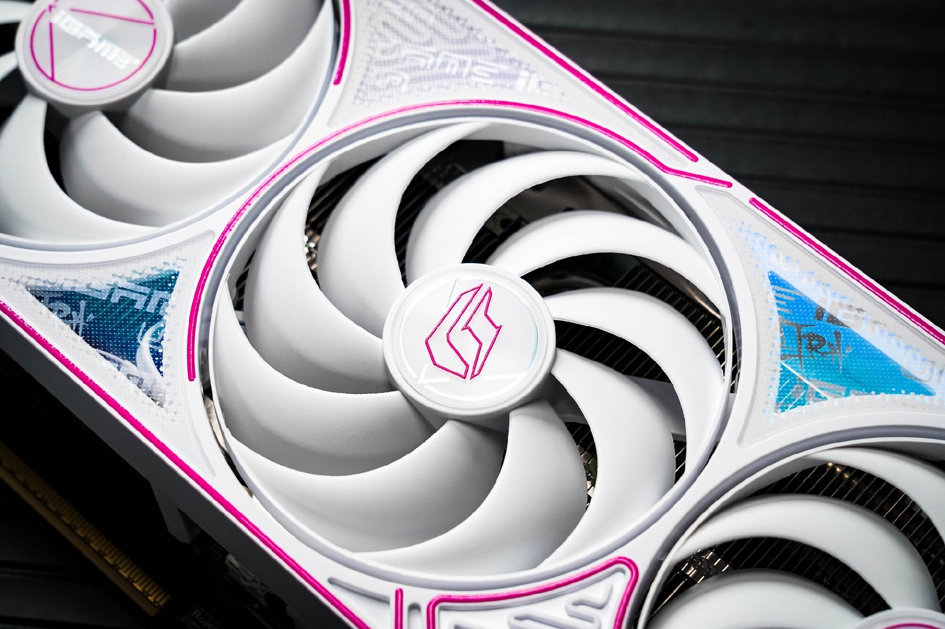 iGame RTX 5070 Ultra Z背插显卡评测 无线美学新范式