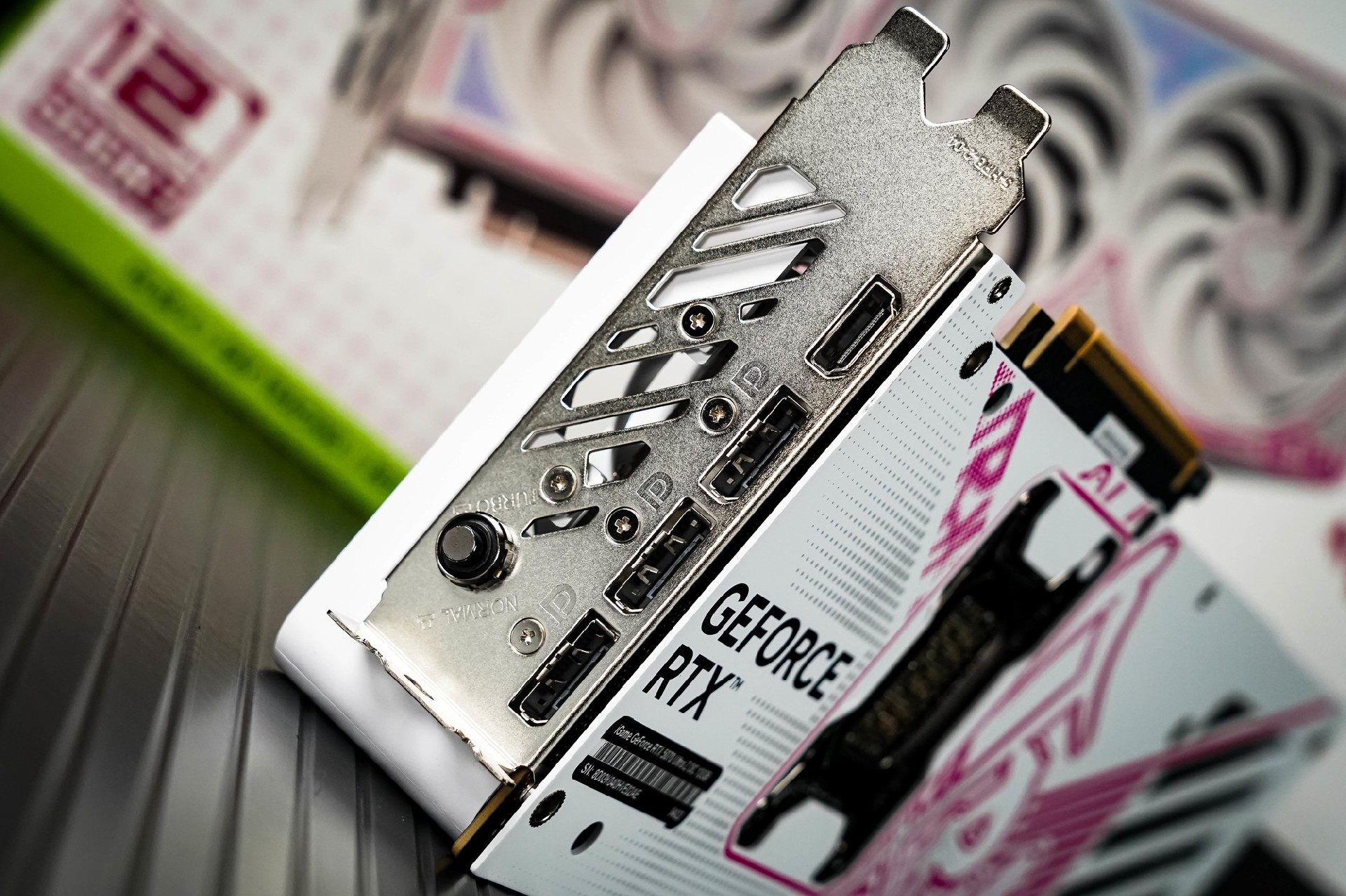 iGame RTX 5070 Ultra Z背插显卡评测 无线美学新范式