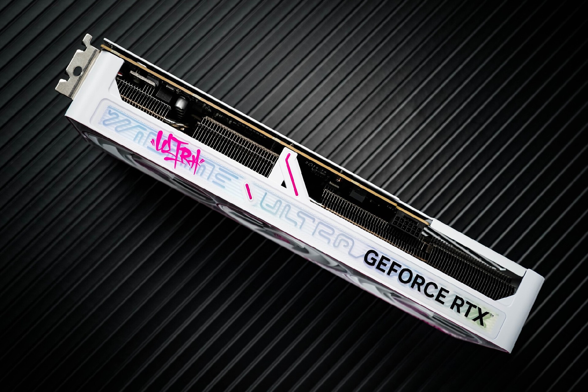 iGame RTX 5070 Ultra Z背插显卡评测 无线美学新范式