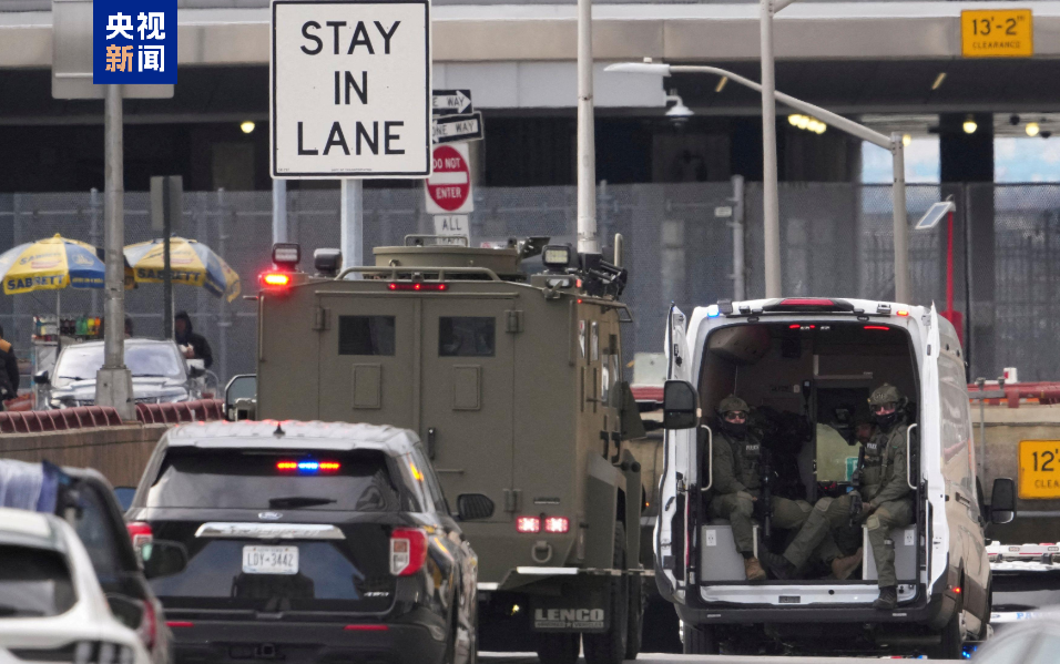 △载有马杜罗的车队离开法院