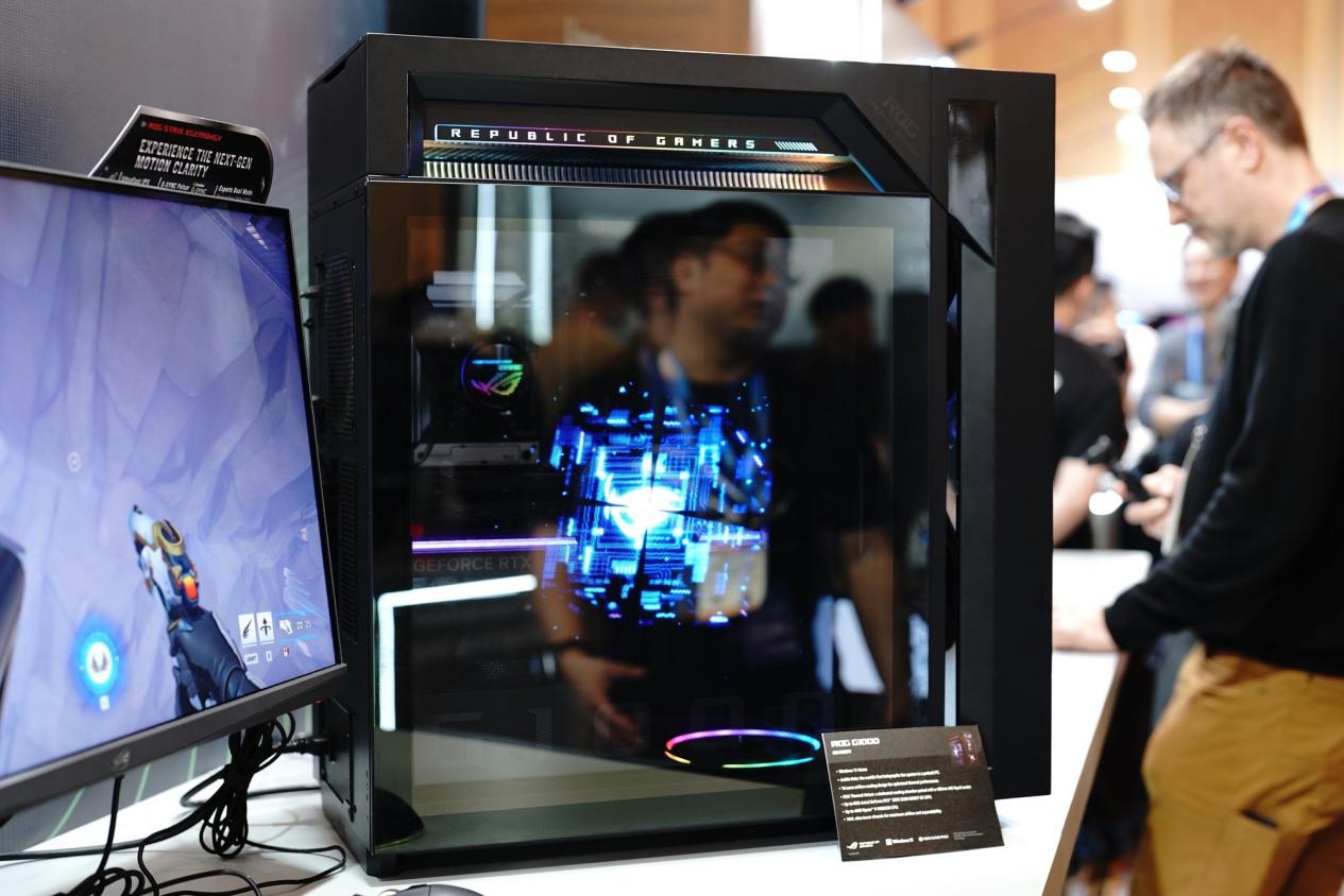 首款420液冷+全息投影旗舰专业电竞台式机亮相CES ROG枪神10X现场体验