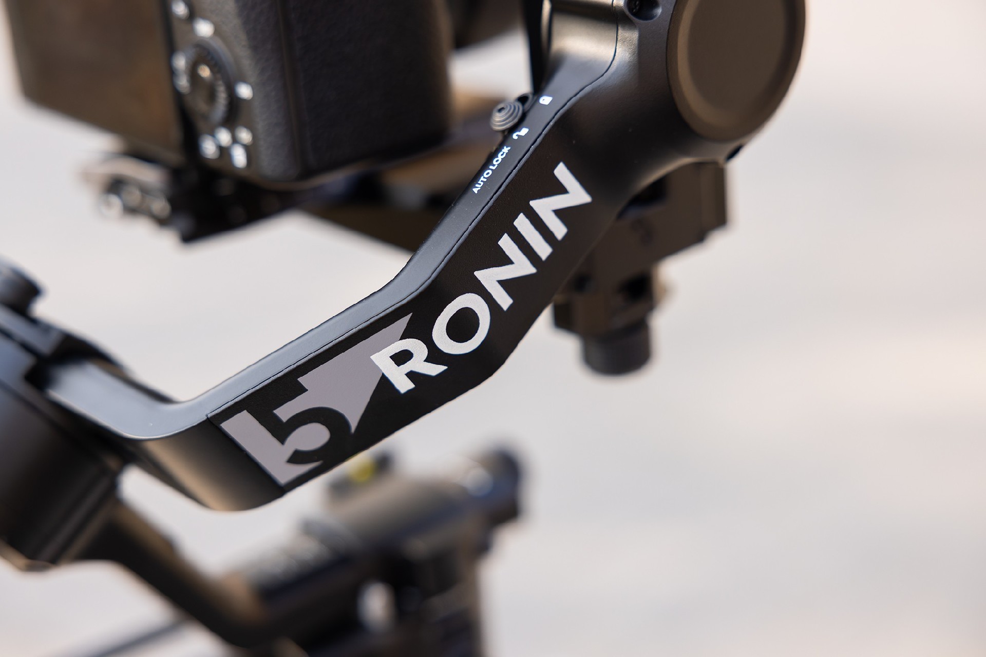 DJI RS 5稳定器测试：更智能化、更轻量化的专业稳定器