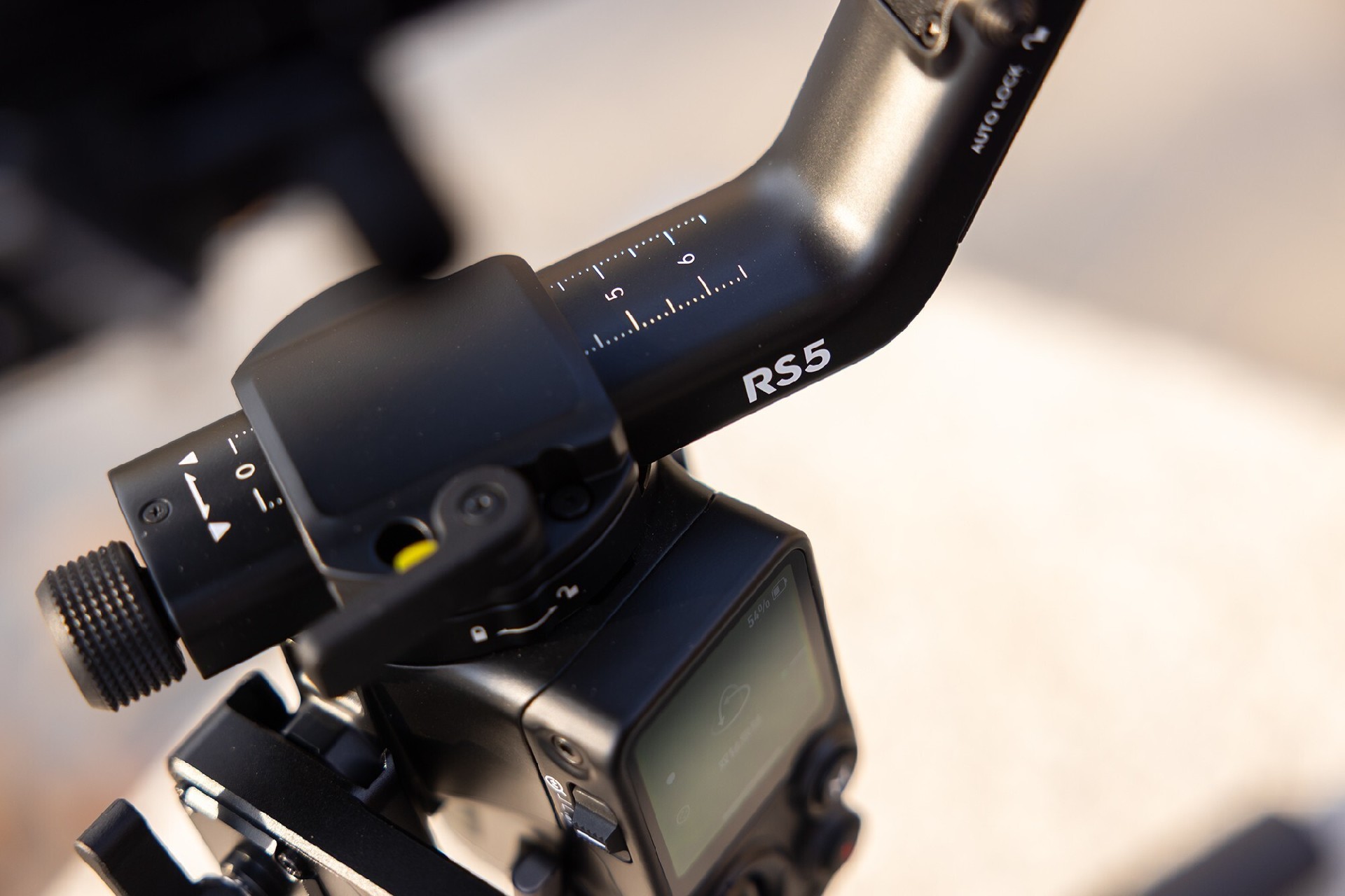 DJI RS 5稳定器测试：更智能化、更轻量化的专业稳定器