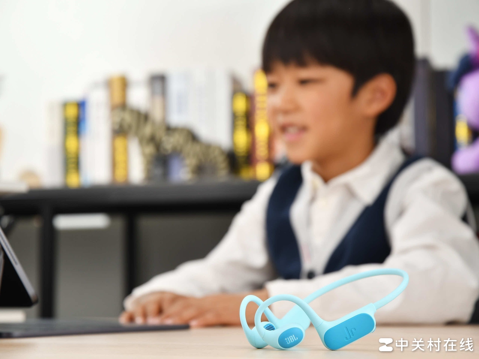 JBL JUNIOR FREE开放式无线颈挂儿童耳机一周体验：孩子安心，家长放心