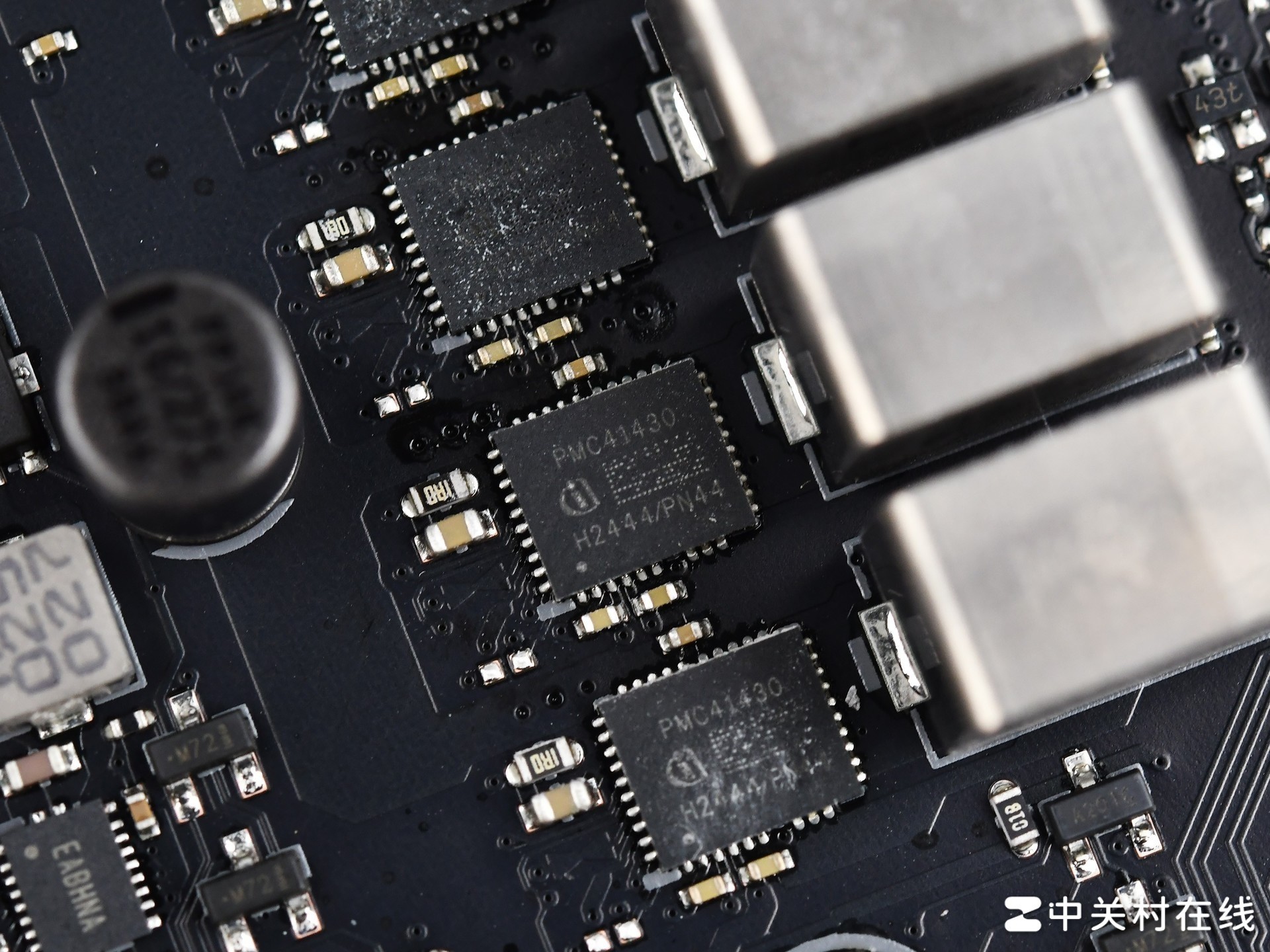 AMD 锐龙7 9850X3D首测 搭华硕ROG X870E DARK HERO主板帧数起飞