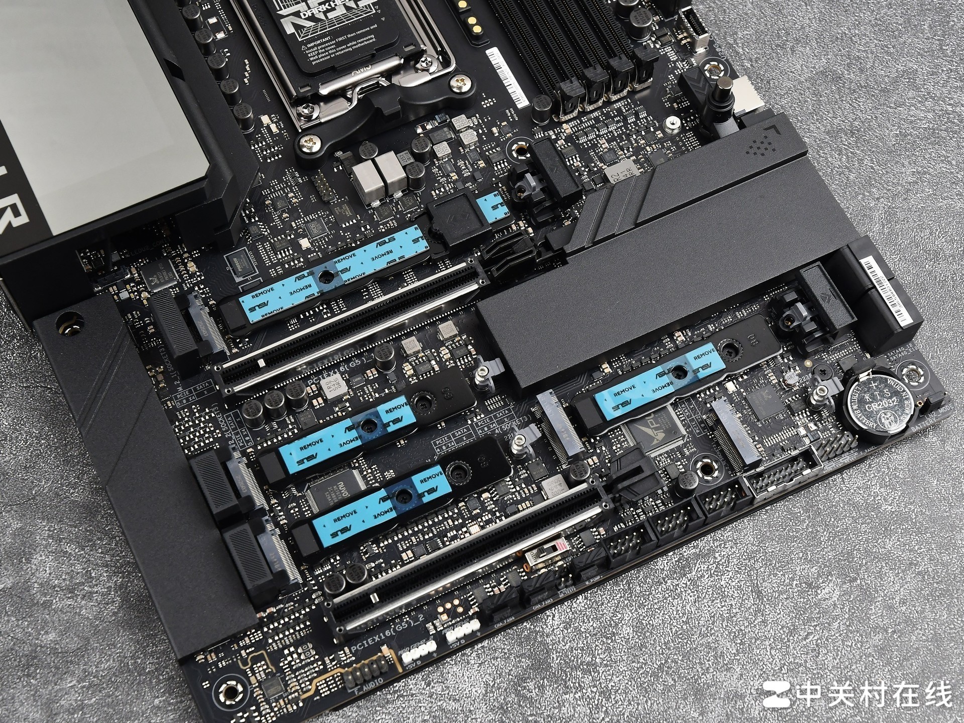 AMD 锐龙7 9850X3D首测 搭华硕ROG X870E DARK HERO主板帧数起飞