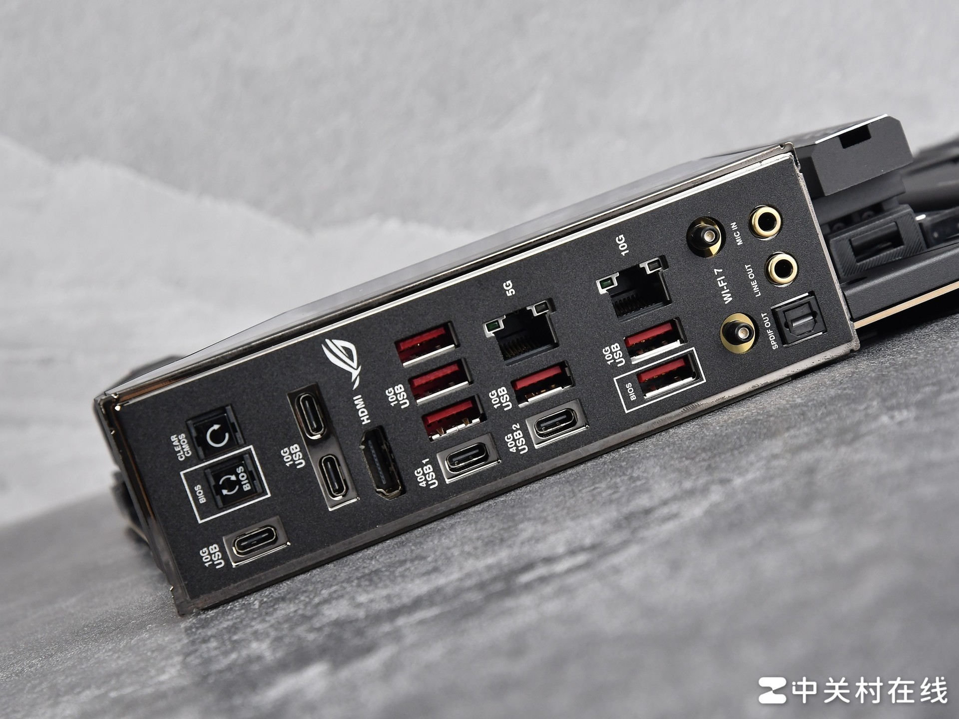 AMD 锐龙7 9850X3D首测 搭华硕ROG X870E DARK HERO主板帧数起飞