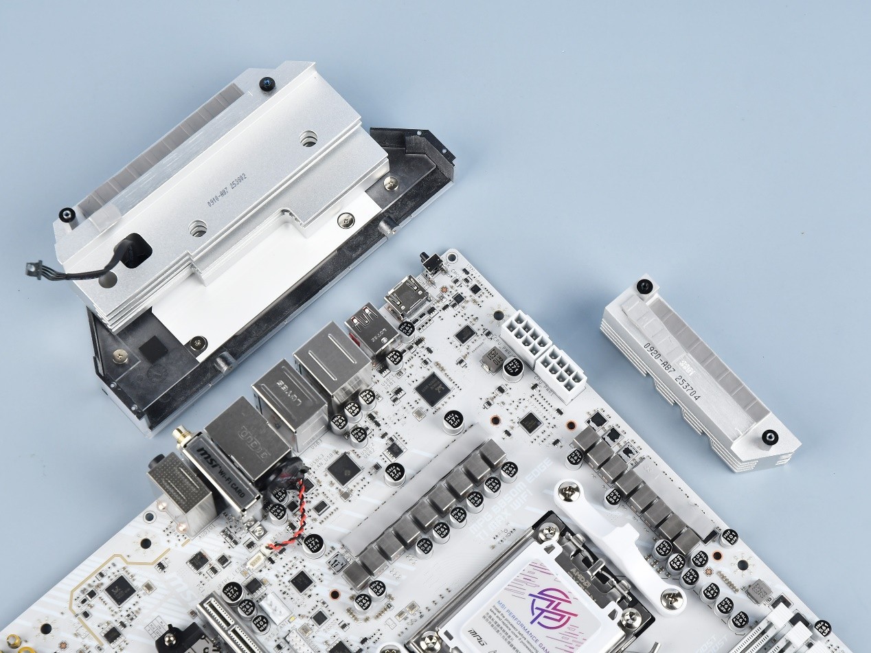 微星MPG B850M EDGE TI MAX WIFI主板评测：银白刀锋战力拉满