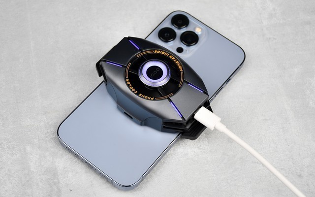 手机里加个散热风扇，真能利大于弊？