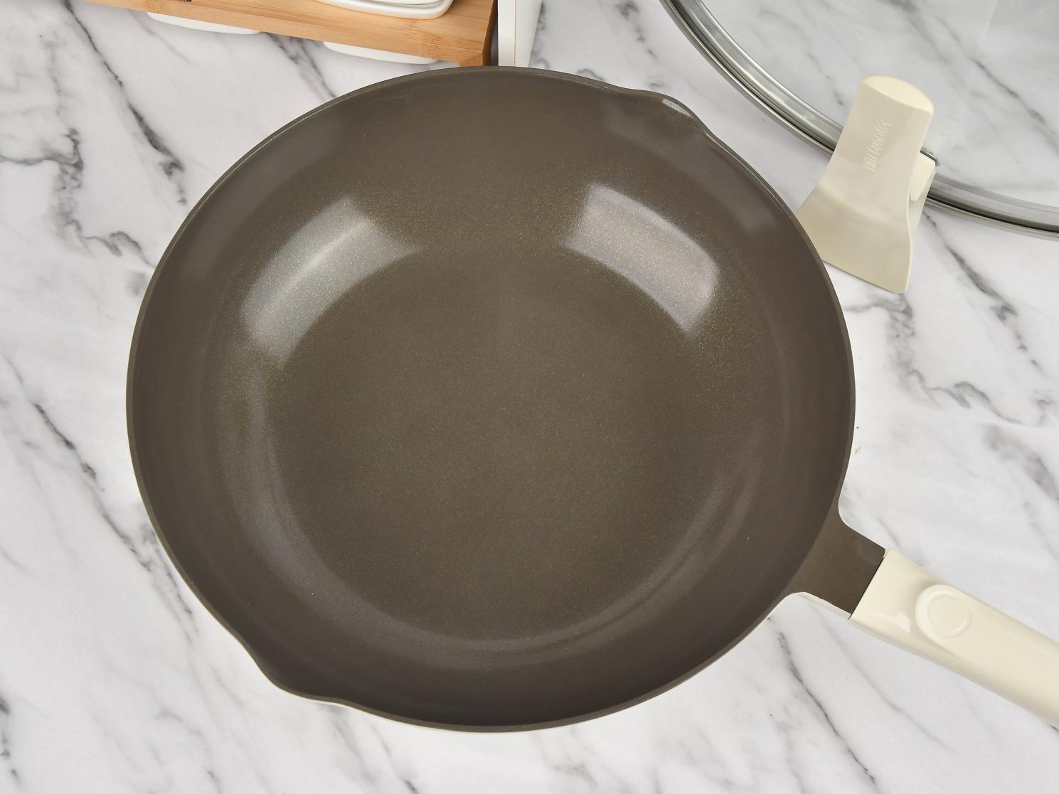 告别氟焦虑与粘锅噩梦！九阳0氟钛瓷炒锅评测：健康烹饪的理想之选