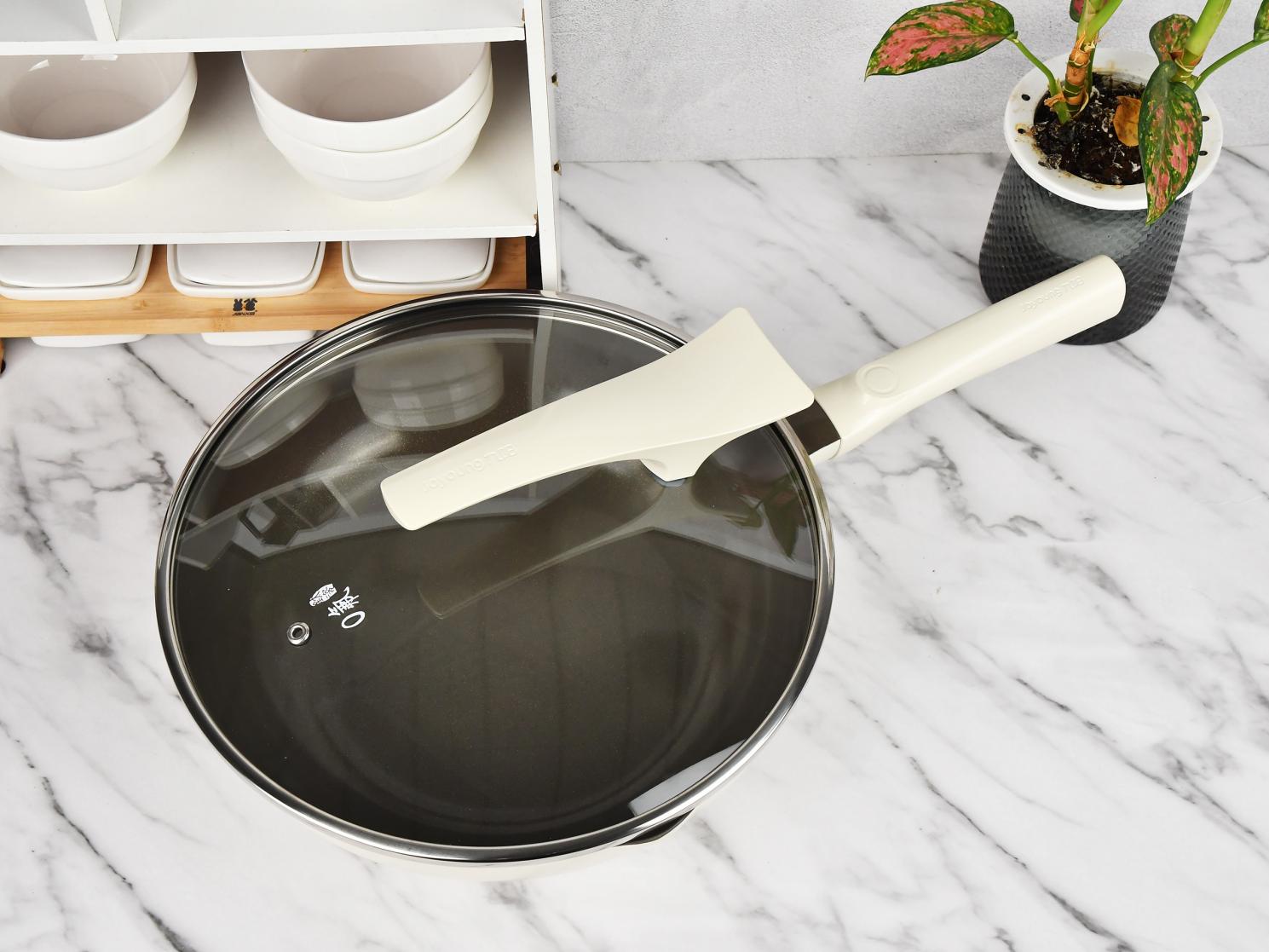 告别氟焦虑与粘锅噩梦！九阳0氟钛瓷炒锅评测：健康烹饪的理想之选