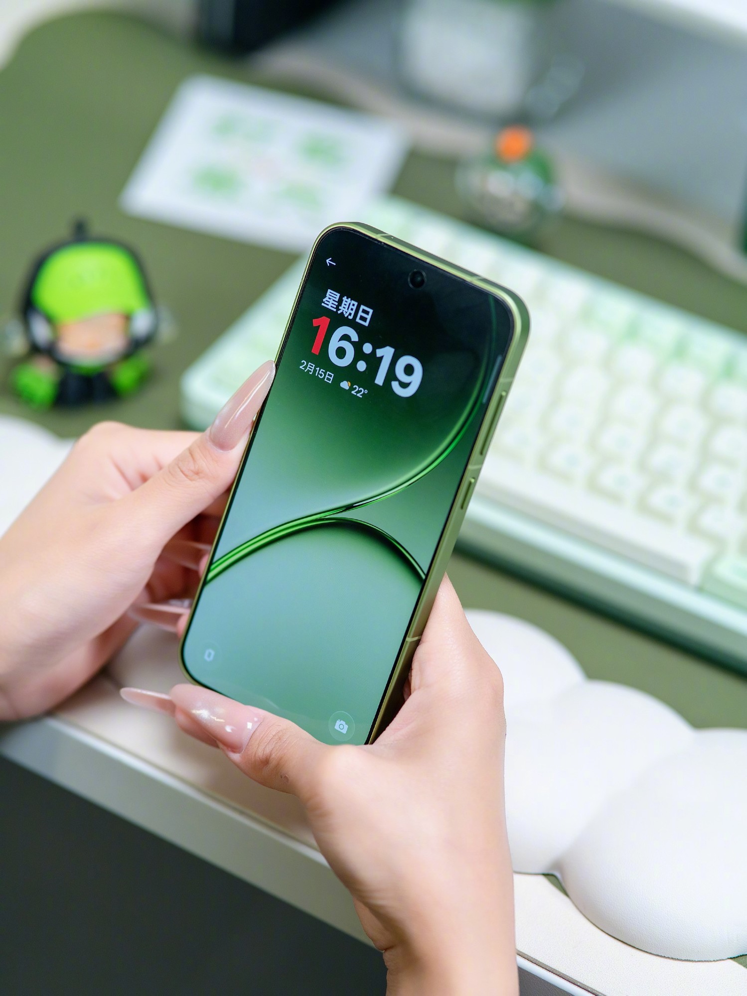 一加 15T 发布会邀请函：小屏大魔王，又小又强又美又全面