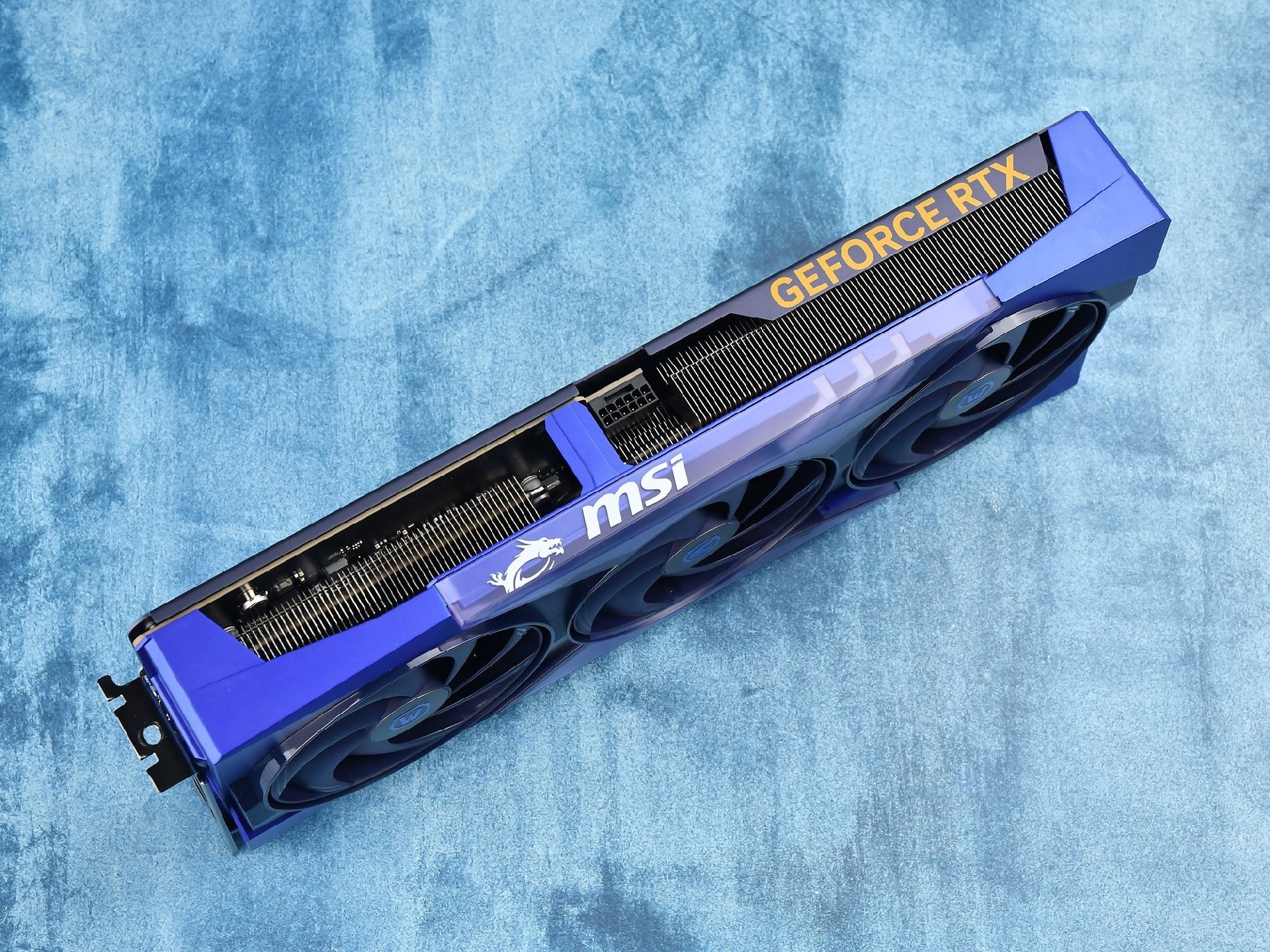 微星GeForce RTX 5070 12G 魔兽世界 至暗之夜 限定版评测 艾泽拉斯双生美学