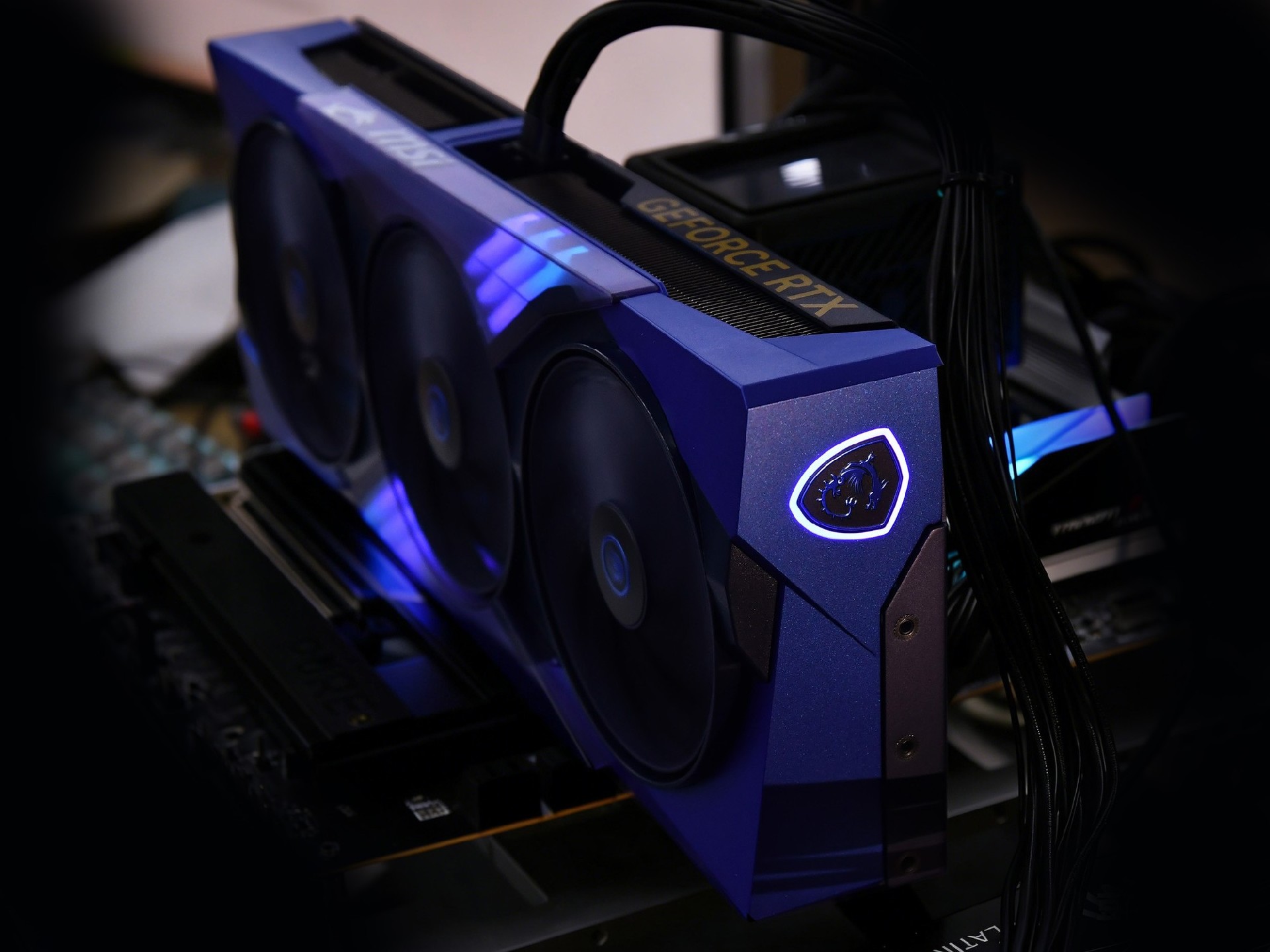 微星GeForce RTX 5070 12G 魔兽世界 至暗之夜 限定版评测 艾泽拉斯双生美学