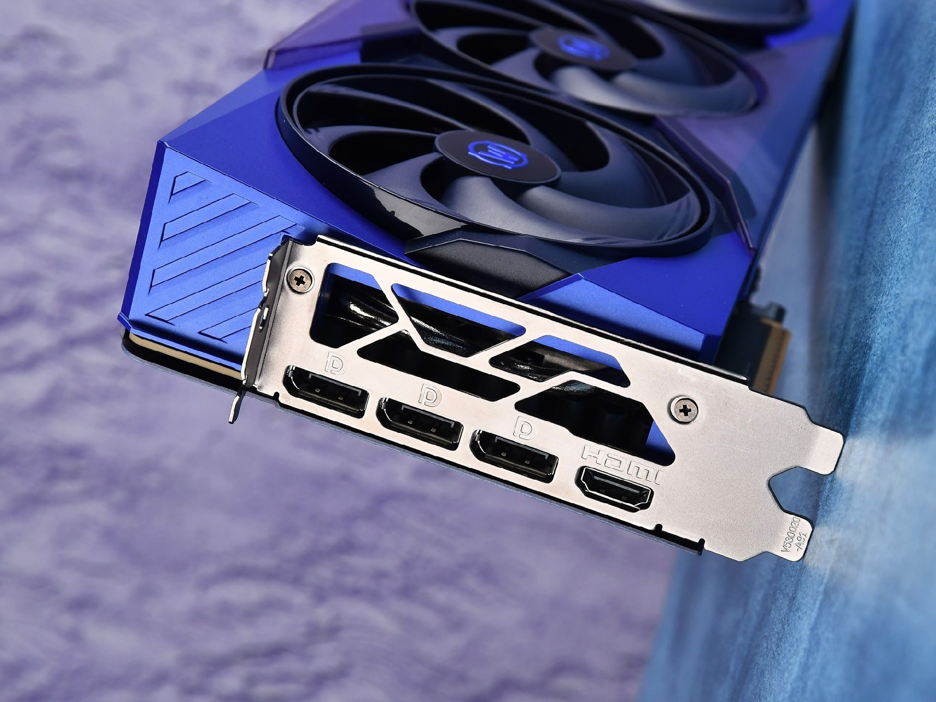 微星GeForce RTX 5070 12G 魔兽世界 至暗之夜 限定版评测 艾泽拉斯双生美学