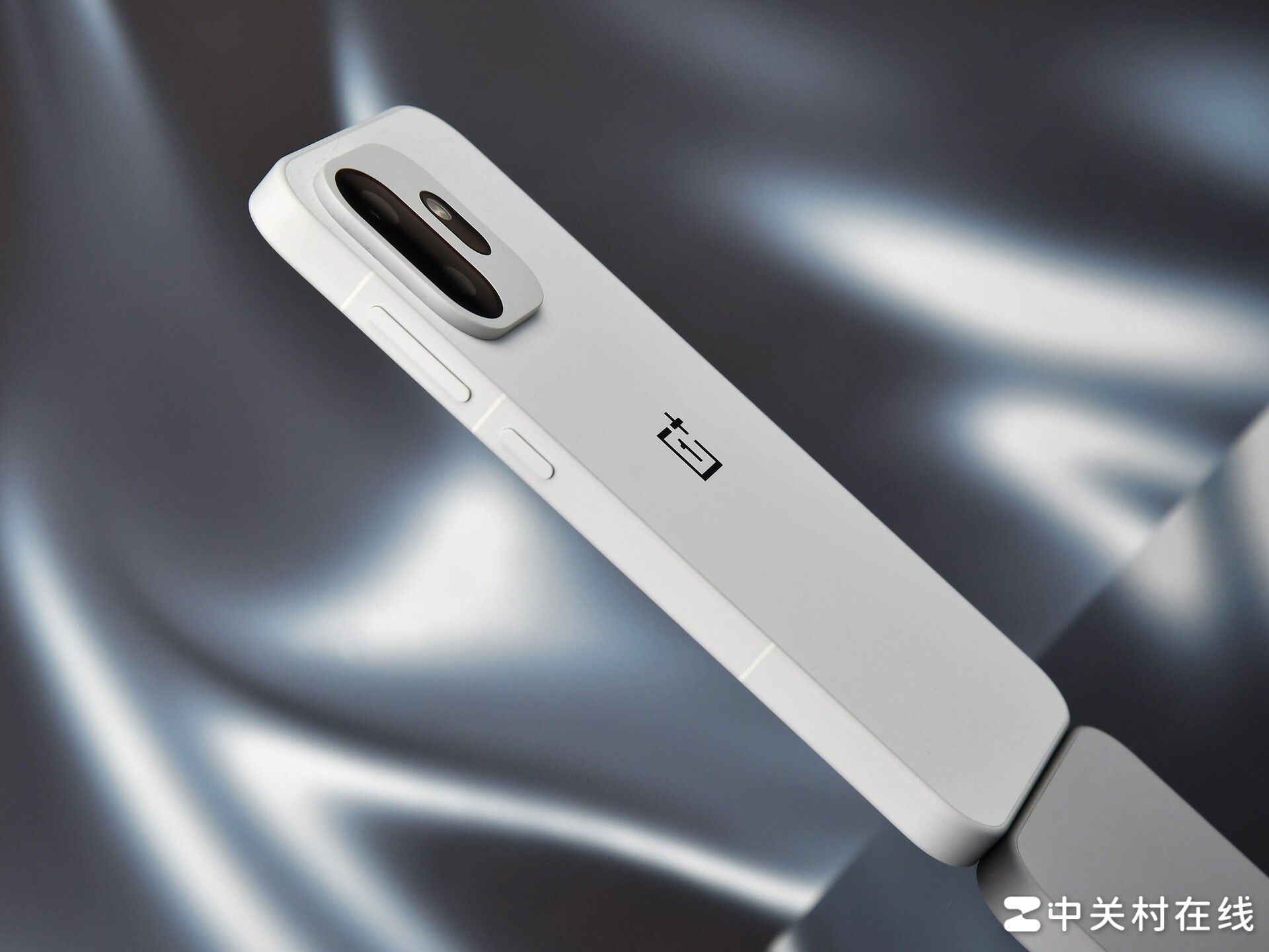 小尺寸手机为什么也需要一块大电池？一加 15T给出了最直接的答案