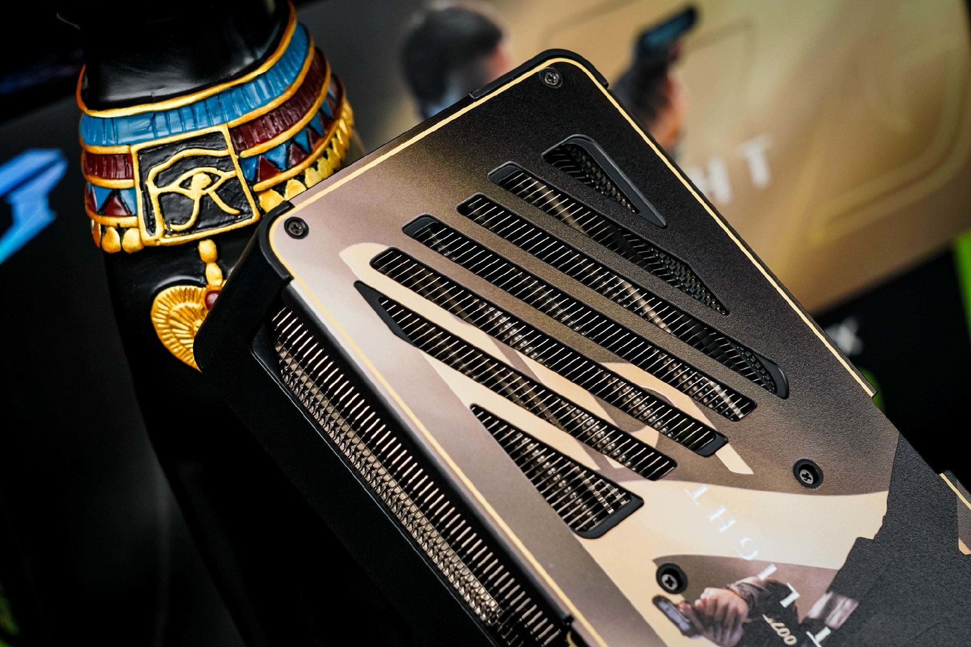 iGame Ultra ×《007:初露锋芒》联名定制显卡评测:用007的方式讲述007