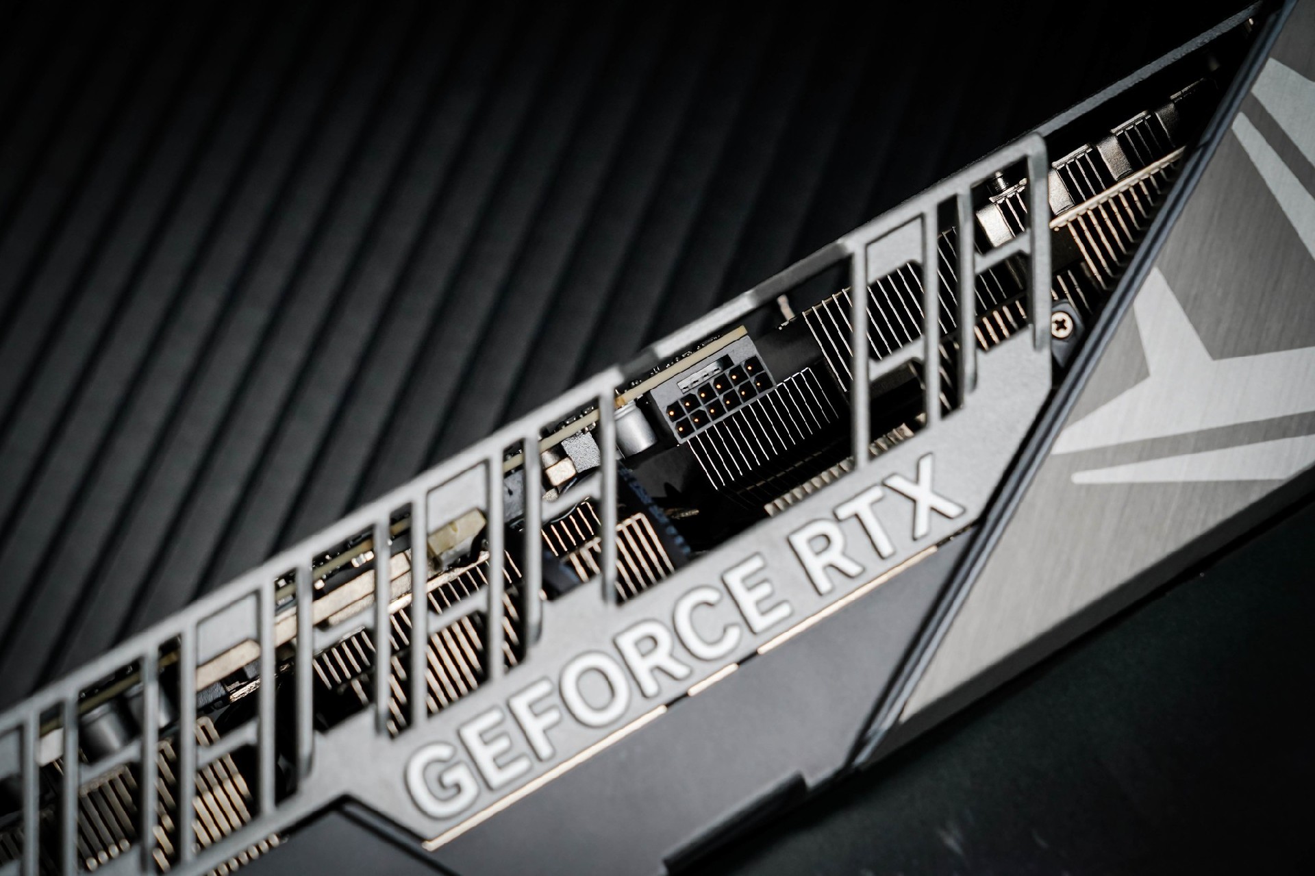 映众RTX 5080 X3 V2超级冰龙显卡评测：经典冰龙再进化