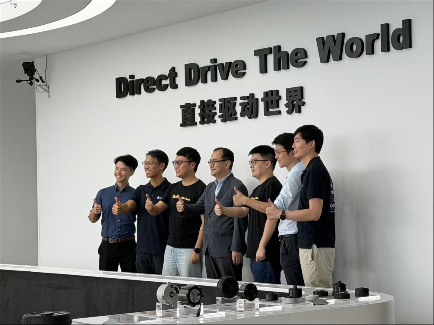 本末科技创始人张笛(左3)赴港敲钟前夕,香港科技大学副校长(左四)一行人特地来参观祝贺。(钱玉娟拍摄)