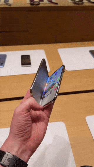 iPhone Duo被吐槽左手持握操作不便 界面设计引争议